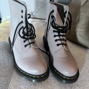 Dr. Martens- vintage beige